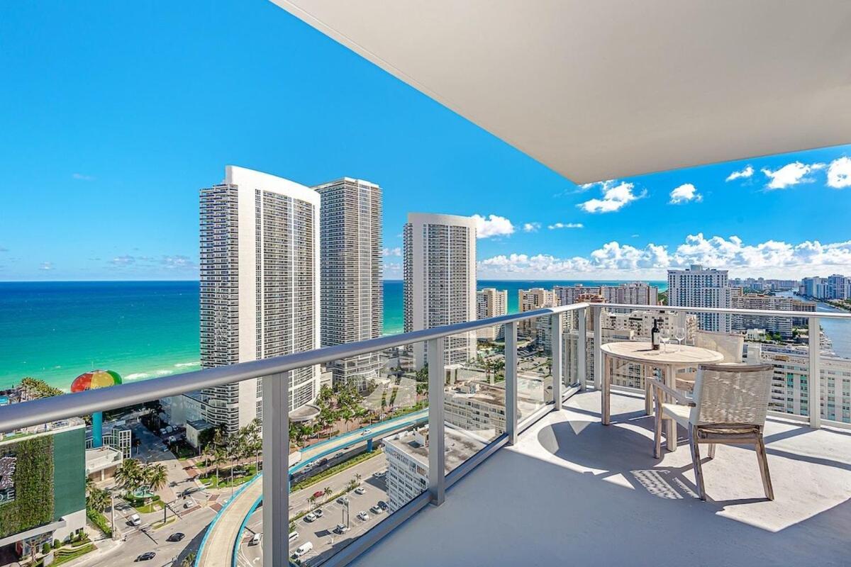 Wrap Around Balcony - Insane Views - Amazing Pools Lejlighed Hollywood Eksteriør billede