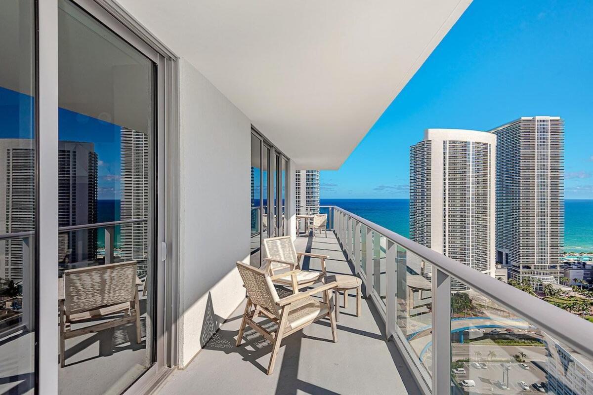 Wrap Around Balcony - Insane Views - Amazing Pools Lejlighed Hollywood Eksteriør billede