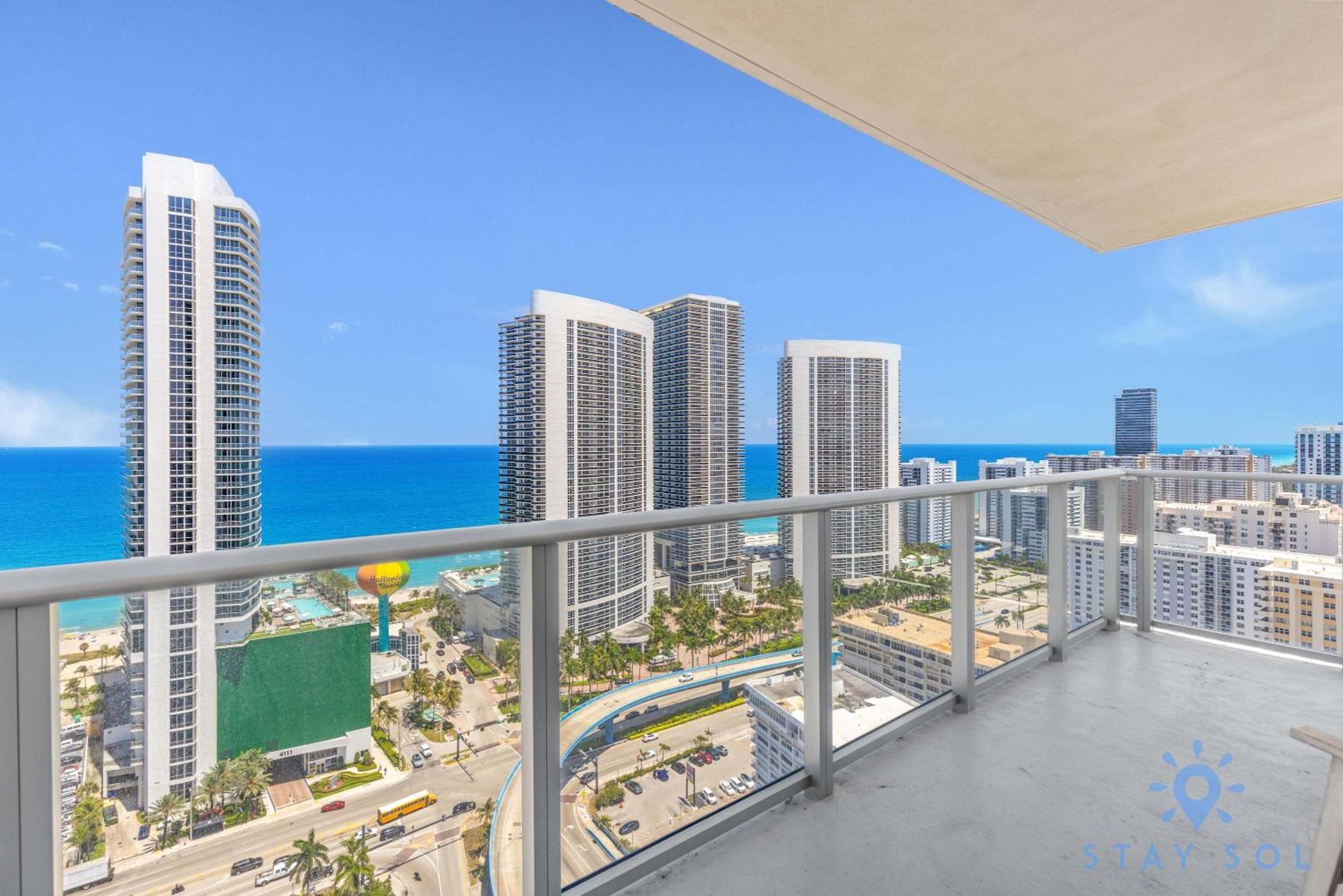 Wrap Around Balcony - Insane Views - Amazing Pools Lejlighed Hollywood Eksteriør billede