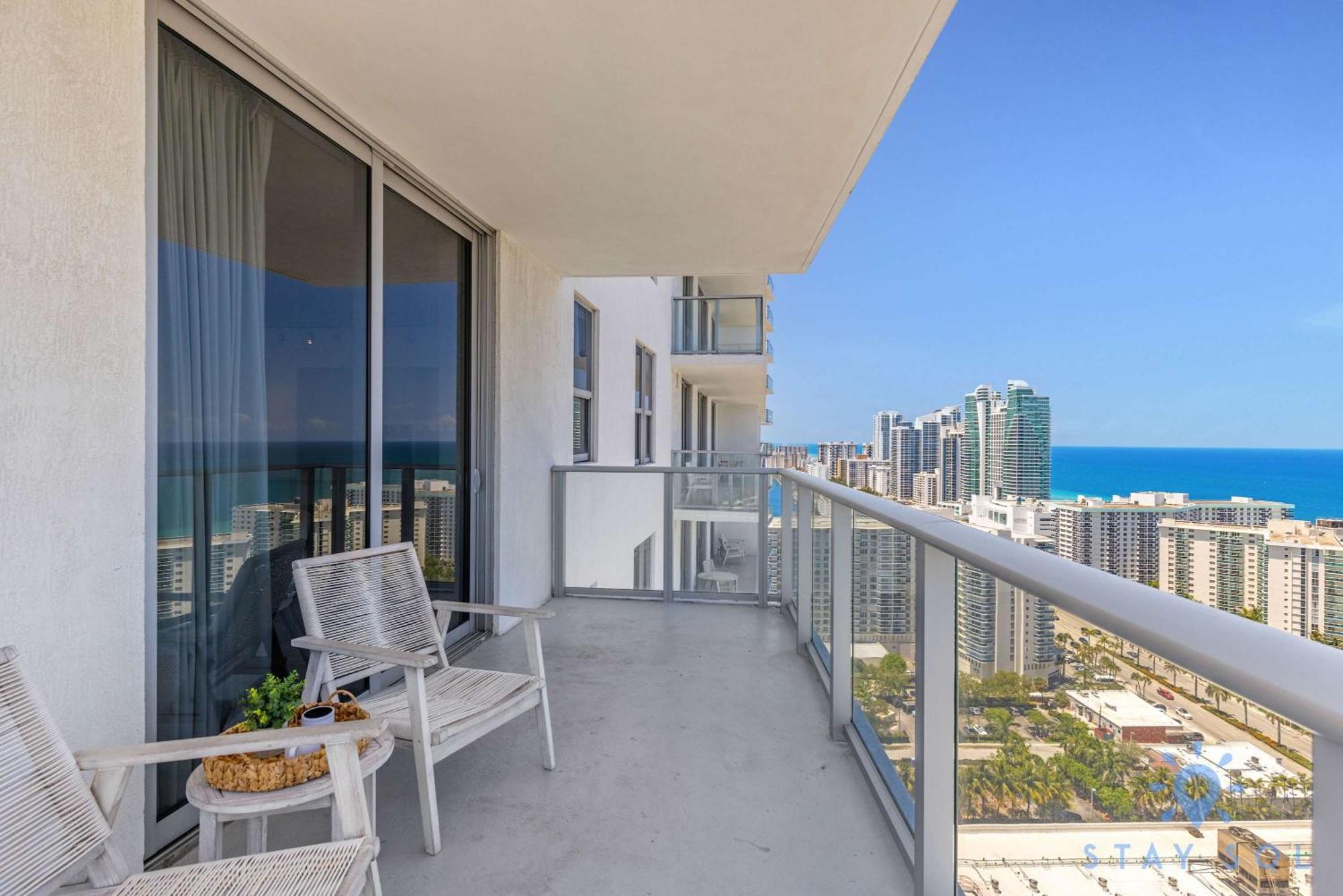 Wrap Around Balcony - Insane Views - Amazing Pools Lejlighed Hollywood Eksteriør billede