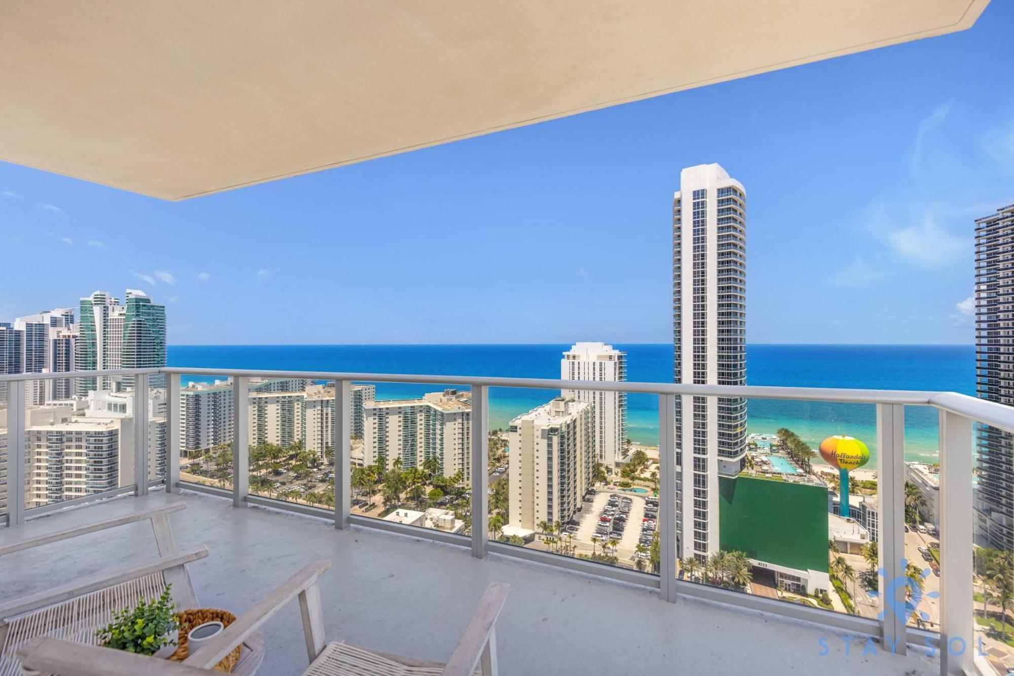 Wrap Around Balcony - Insane Views - Amazing Pools Lejlighed Hollywood Eksteriør billede