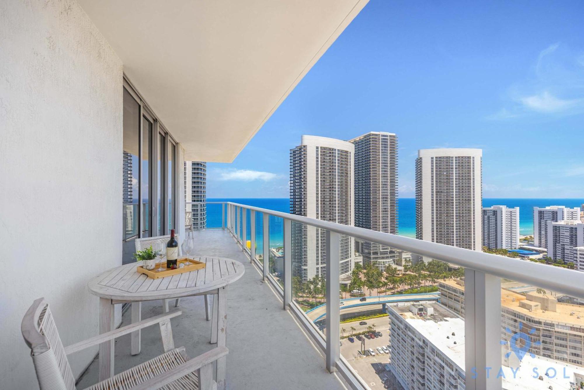 Wrap Around Balcony - Insane Views - Amazing Pools Lejlighed Hollywood Eksteriør billede