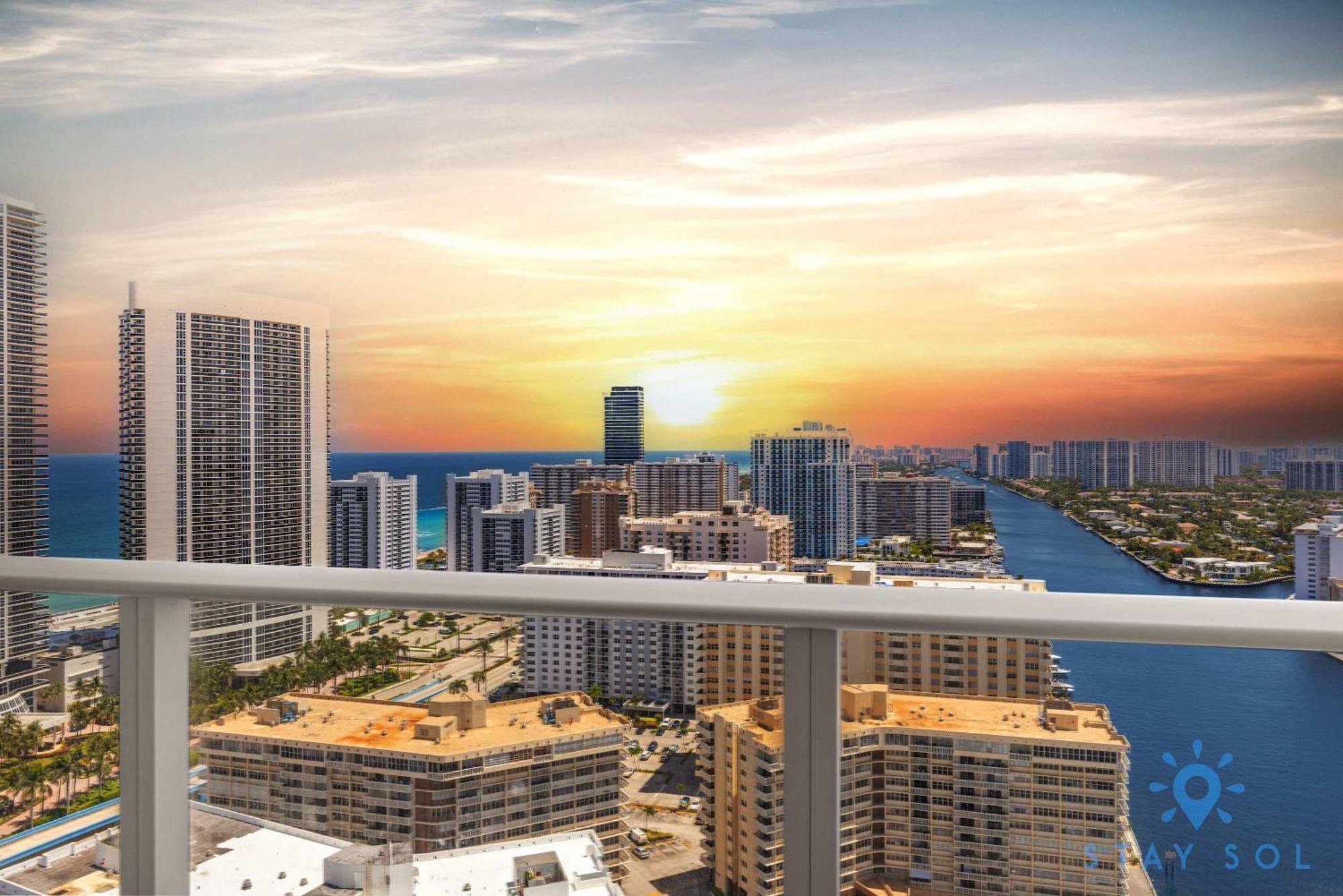 Wrap Around Balcony - Insane Views - Amazing Pools Lejlighed Hollywood Eksteriør billede
