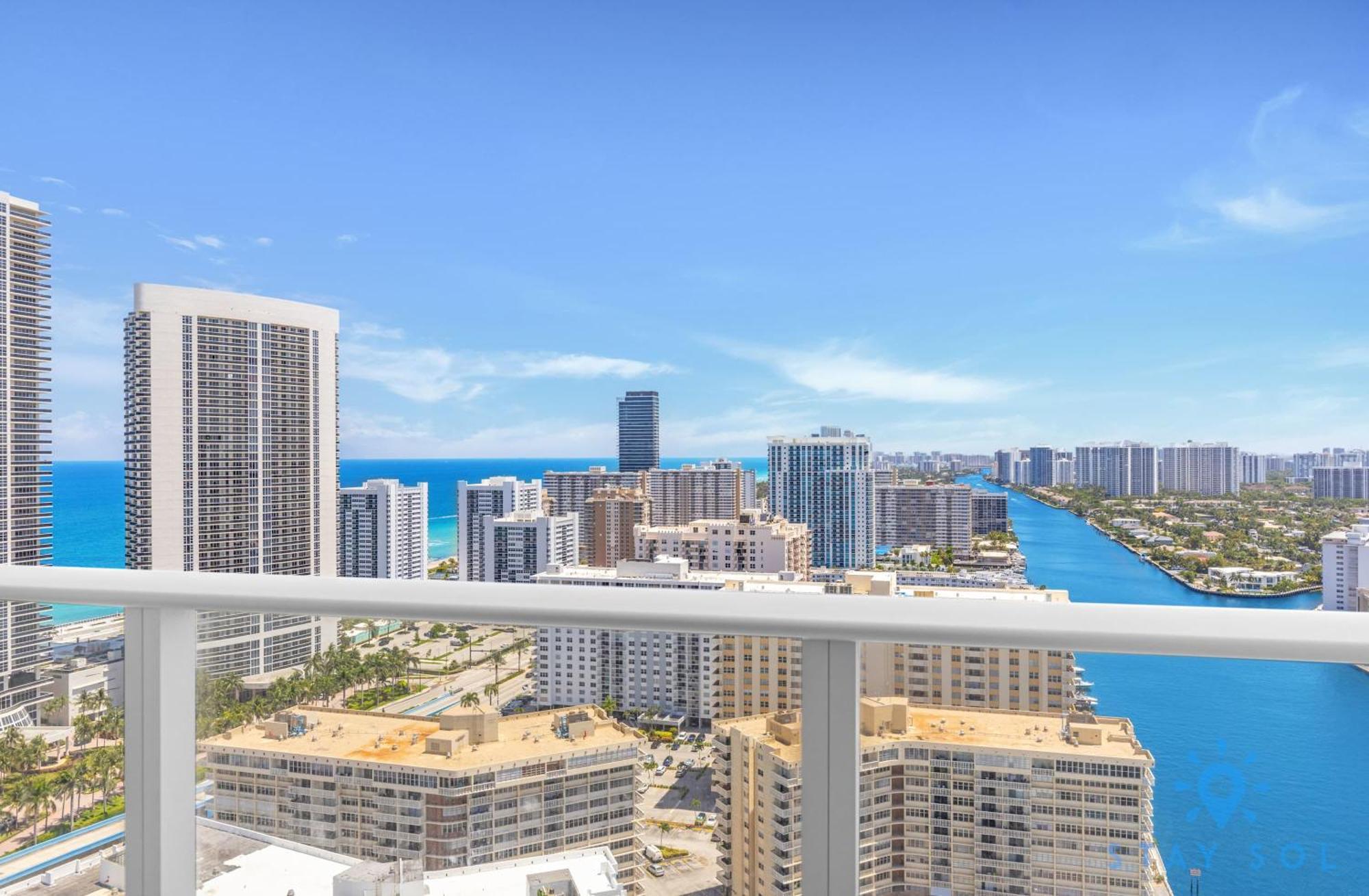 Wrap Around Balcony - Insane Views - Amazing Pools Lejlighed Hollywood Eksteriør billede