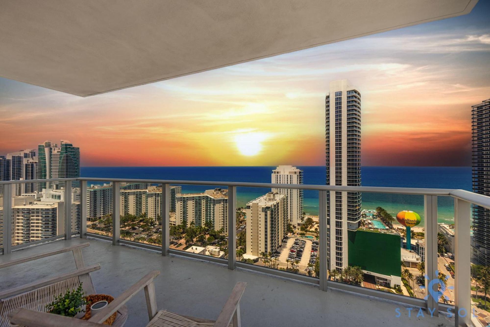 Wrap Around Balcony - Insane Views - Amazing Pools Lejlighed Hollywood Eksteriør billede