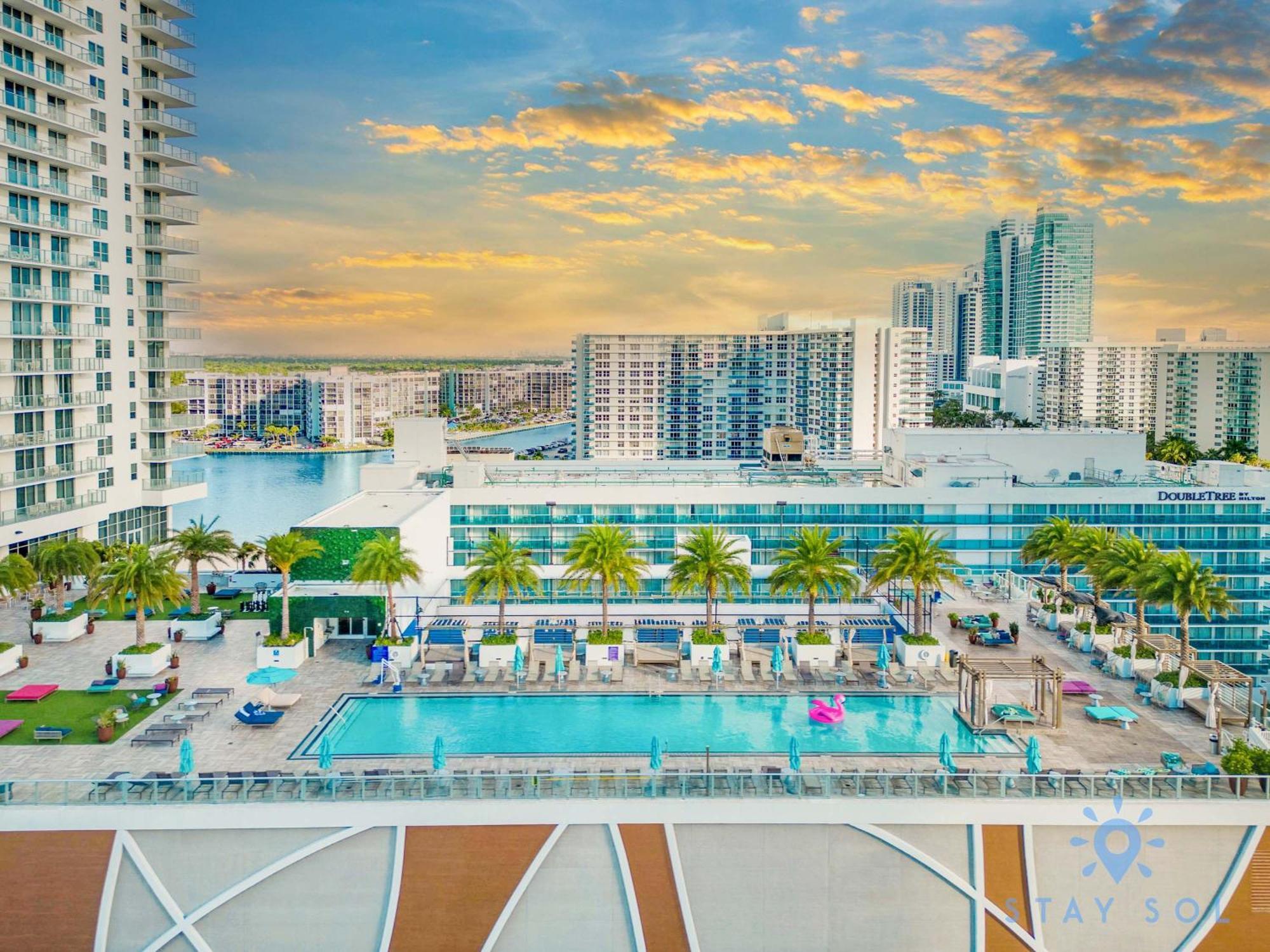 Wrap Around Balcony - Insane Views - Amazing Pools Lejlighed Hollywood Eksteriør billede